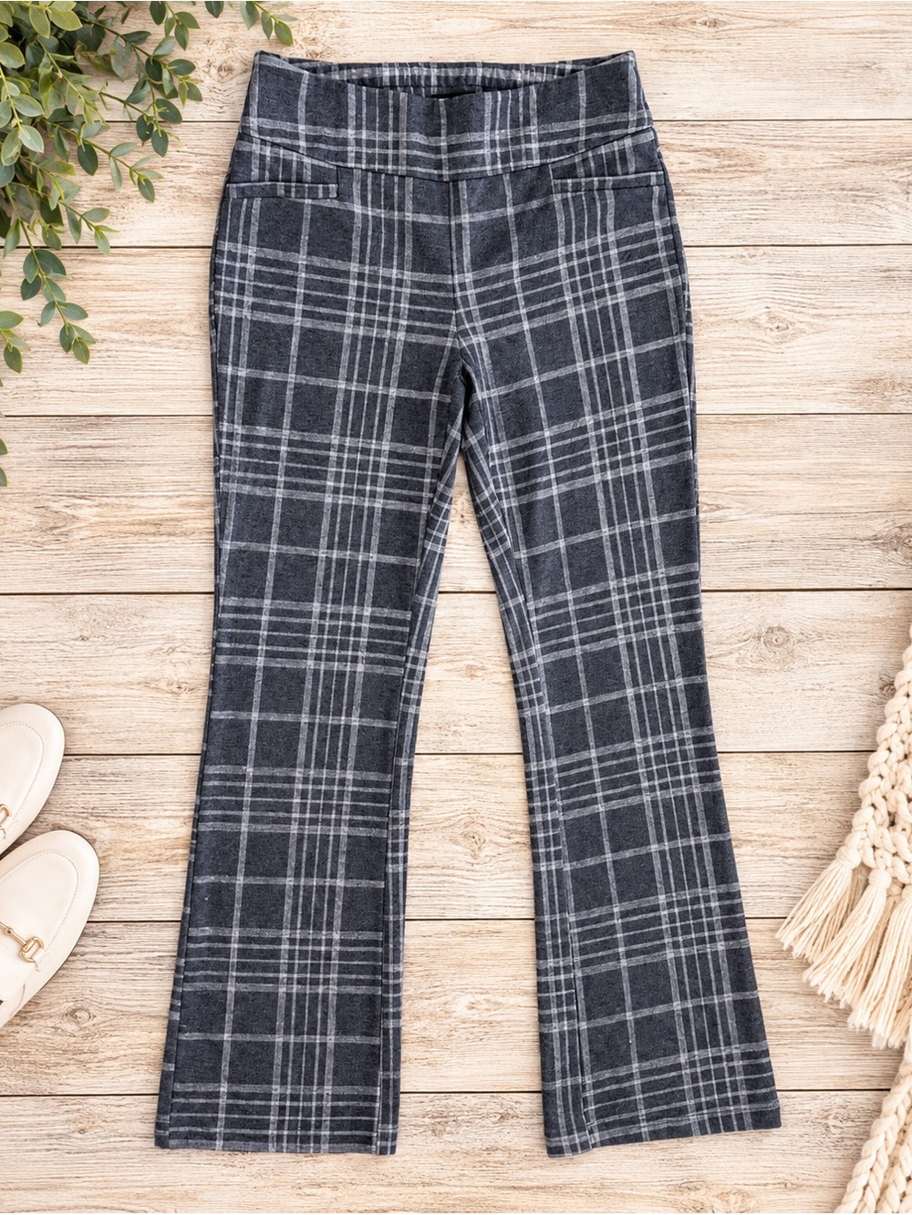 New York & Company 7th ave Women’s Plaid Flare pull on dress pants size medium
L
